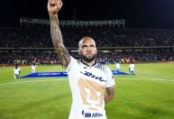 Preso na Espanha, Daniel Alves é demitido de time mexicano