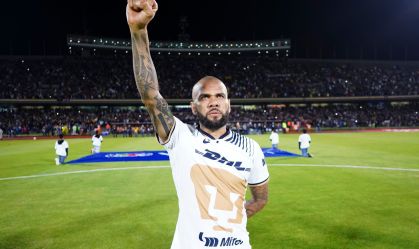 Daniel Alves com a camisa do Pumas, do México
