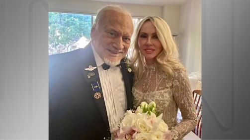 Astronauta aposentado Buzz Aldrin se casa com "amor de longa data"
