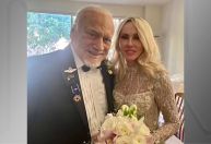 Buzz Aldrin, 2ª pessoa a pisar na Lua, se casa com “amor de longa data” aos 93 anos