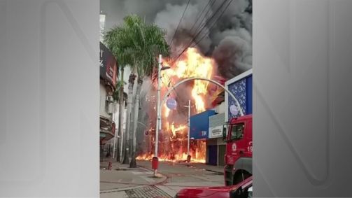 Incêndio atinge shopping em Nova Iguaçu (RJ)