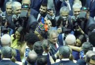 Ex-ministra de Bolsonaro, Flávia Arruda abraça Lula em cerimônia de posse