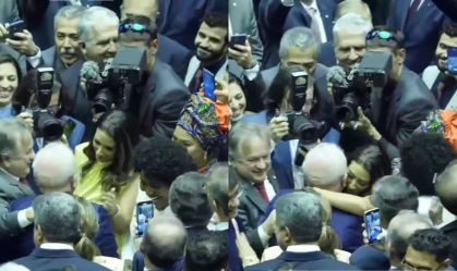 Ex-ministra de Bolsonaro, Flávia Arruda abraça Lula em cerimônia de posse