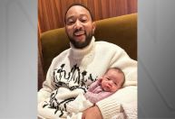 Cantor John Legend compartilha a primeira foto com a filha recém-nascida