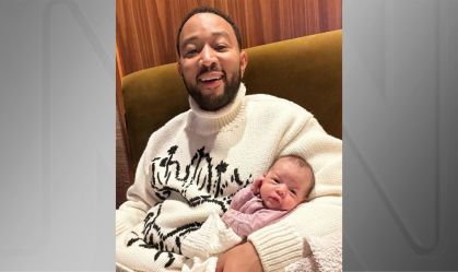 Cantor John Legend compartilha a primeira foto com a filha recém-nascida