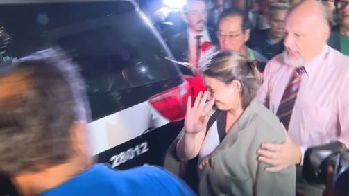 A estudante de medicina da USP, Alicia Dudy Muller Veiga, de 25 anos, deixa delegacia após prestar depoimento.