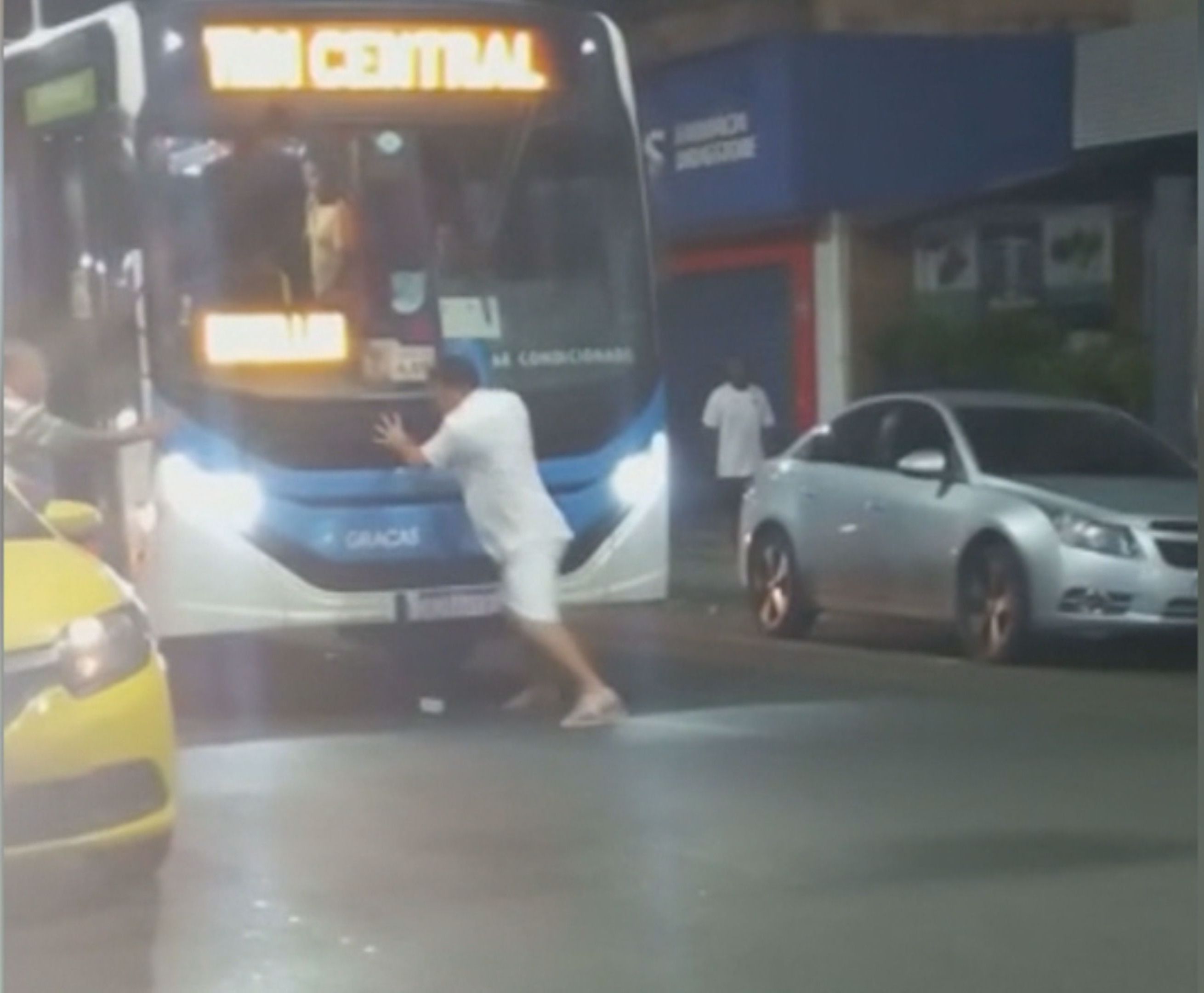 Homem de 58 anos momentos antes de ser atropelado pelo ônibus no Rio de Janeiro