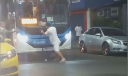 Homem de 58 anos momentos antes de ser atropelado pelo ônibus no Rio de Janeiro