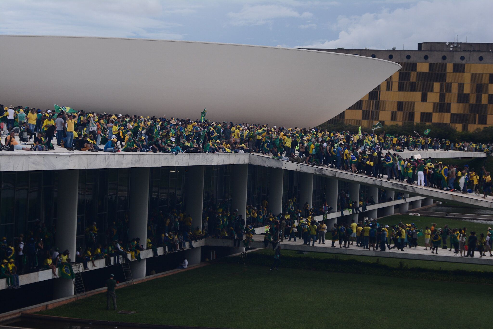 Manifestantes antidemocráticos em frente à Câmara