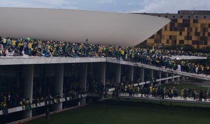 Manifestantes antidemocráticos em frente à Câmara