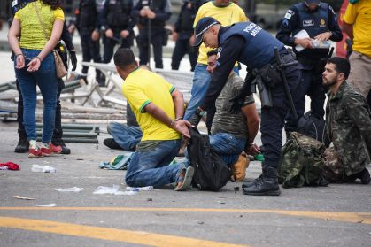 Bolsonaristas presos no Palácio do Planalto após atos criminosos na Praça dos Três Poderes