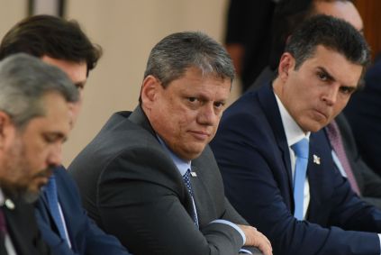 O governador de São Paulo, Tarcísio de Freitas (ao centro), durante reunião no Planalto