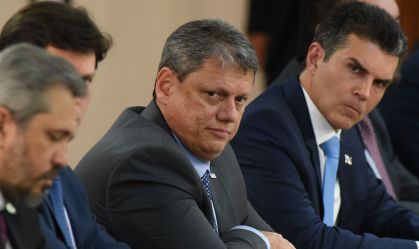 O governador de São Paulo, Tarcísio de Freitas (ao centro), durante reunião no Planalto