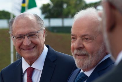 O presidente Luiz Inácio Lula da Silva (PT) e, ao fundo, o vice Geraldo Alckmin (PSB)