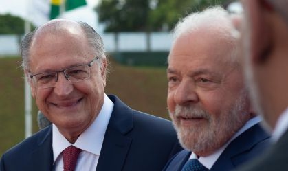 O presidente Luiz Inácio Lula da Silva (PT) e, ao fundo, o vice Geraldo Alckmin (PSB)