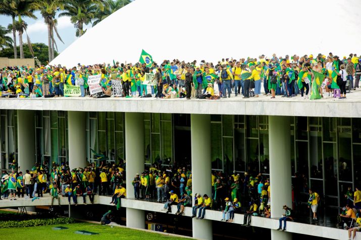 Manifestantes bolsonaristas invadem o Congresso Nacional, na cidade de Brasília / Wallace Martins/Futura Press/Estadão Conteúdo
