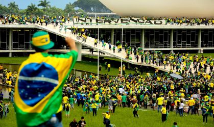 Responsabilidade de Bolsonaro deve ser investigada sobre ataques às Instituições, diz diretora da Human Rights