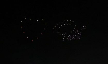 Com drones, cidade de Santos faz homenagem a Pelé no Réveillon