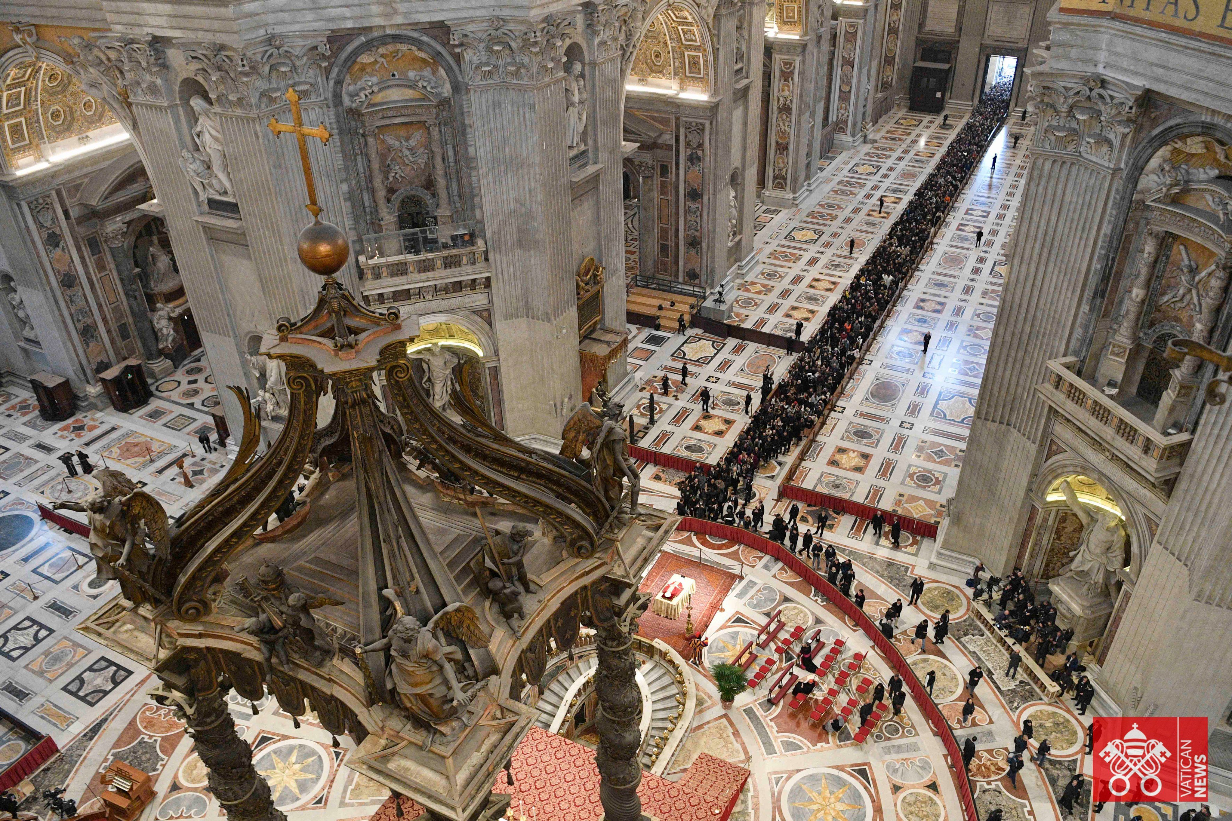 Fiéis na Basílica de São Pedro durante velório do papa Bento XVI