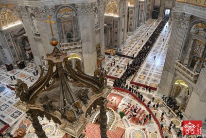 Fiéis na Basílica de São Pedro durante velório do papa Bento XVI