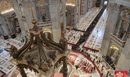 Fiéis na Basílica de São Pedro durante velório do papa Bento XVI