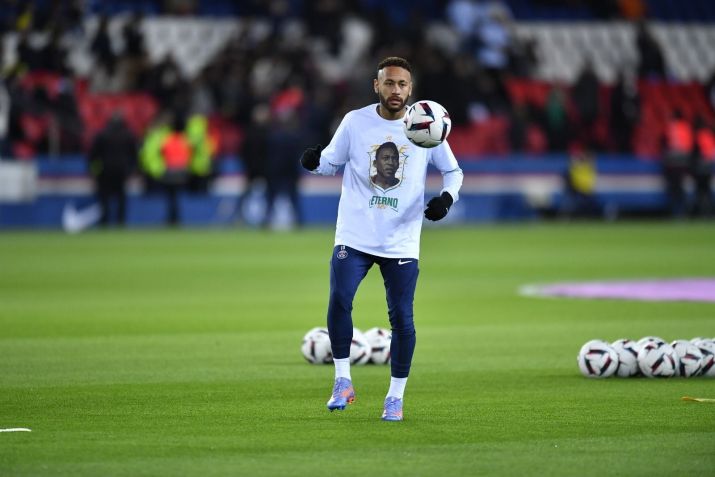 Neymar veste camisa em homenagem a Pelé durante o aquecimento do PSG. / Divulgação/ Paris Saint-Germain