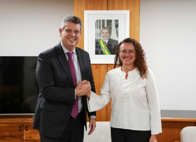 Kelli Cristine de Oliveira Mafort (dir.), integrante da coordenação nacional do MST, exercerá a função de secretária nacional de Diálogos Sociais e Articulação de Políticas Públicas na pasta do ministro-chefe Márcio Macêdo (esq.).