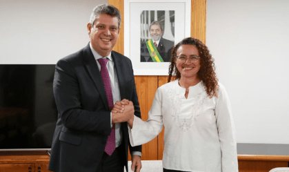 Kelli Cristine de Oliveira Mafort (dir.), integrante da coordenação nacional do MST, exercerá a função de secretária nacional de Diálogos Sociais e Articulação de Políticas Públicas na pasta do ministro-chefe Márcio Macêdo (esq.).