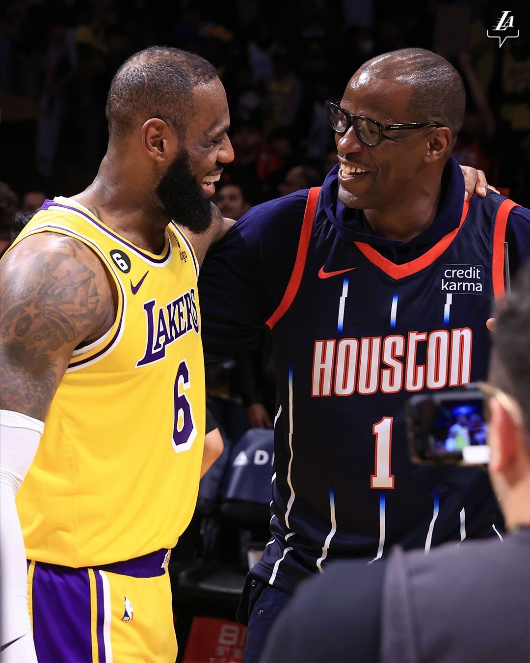 LeBron (à esquerda) e Jabari Smith "pai" (à direita) se encontraram durante partida/ Twitter/Lakers
