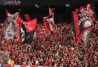 Athletico-PR coloca apenas mulheres e crianças no estádio após punição por briga de torcidas