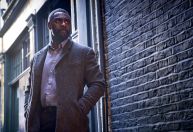 Idris Elba diz que não se descreve mais como "ator negro" pois isso o colocou em uma "caixa"