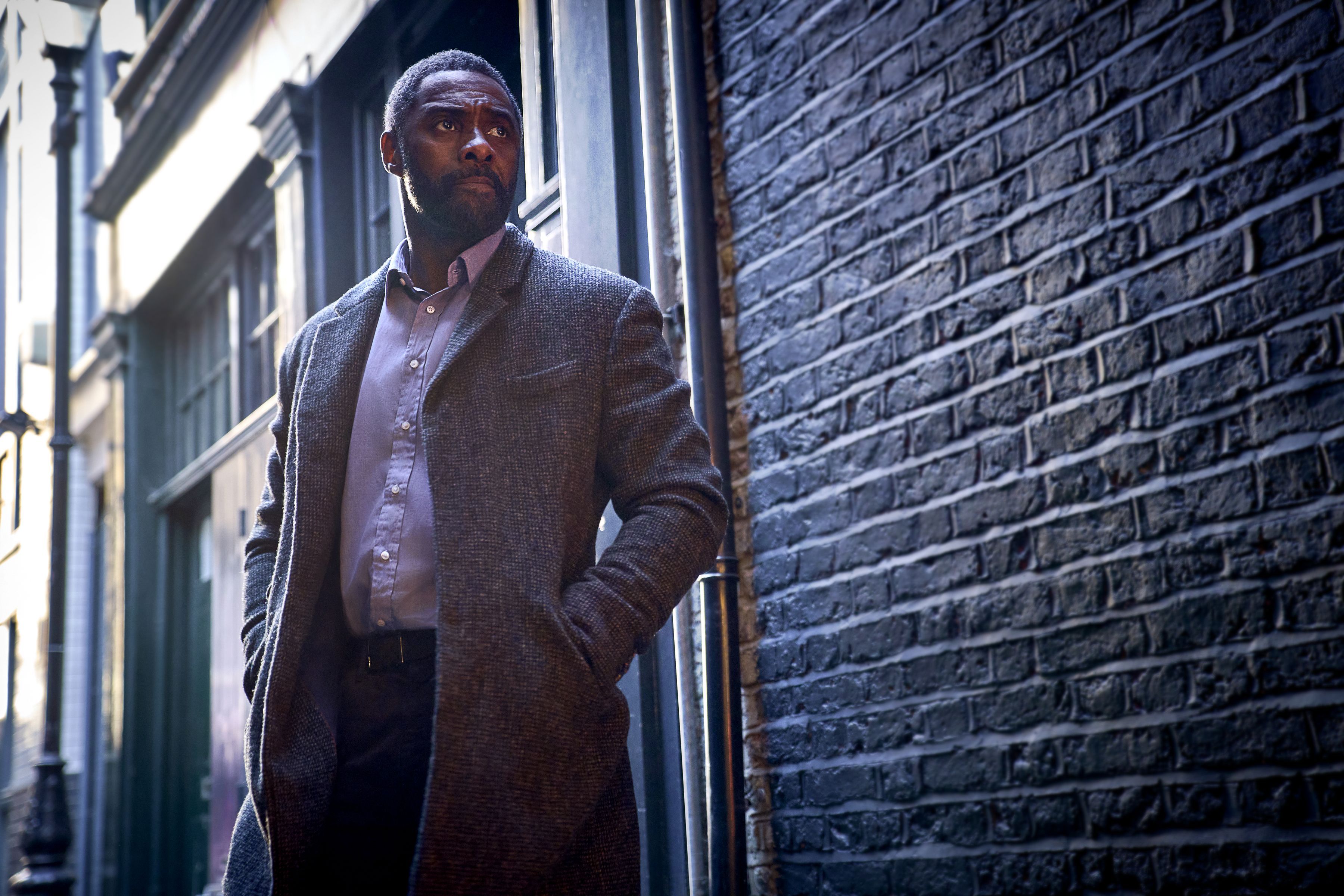 Idris Elba como John Luther / John Wilson/Netflix