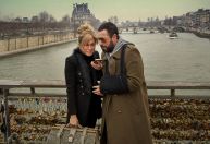 Por que assistir a “Mistério em Paris”, filme da Netflix com Jennifer Aniston e Adam Sandler