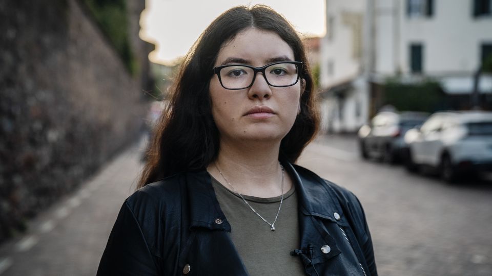 Maria Dmitrieva está buscando asilo na França depois de deixar a Rússia, onde diz ter trabalhado para o FSB / Li-Lian Ahlskog Hou / CNN