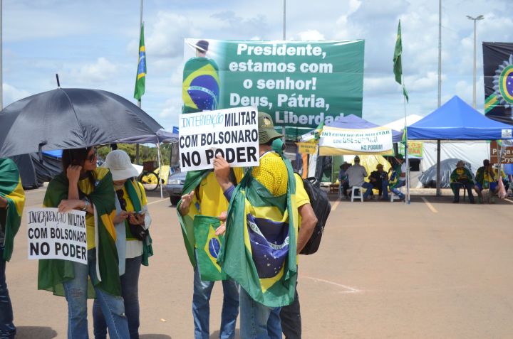 Apoiadores de Jair Bolsonaro mostram faixas de teor golpista em acampamento que ficava em frente ao Quartel-General do Exército em Brasília, em imagem de 12 de dezembro de 2022 / EDUARDO RODRIGUES/AGÊNCIA PIXEL PRESS/ESTADÃO CONTEÚDO
