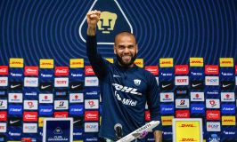 O jogador Daniel Alves durante apresentação no Pumas, do México