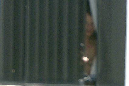 Flagra do ex-ministro Anderson Torres na janela do 4ª Batalhão da Polícia Militar no Guará, em Brasília, onde ele está preso desde sábado (14).