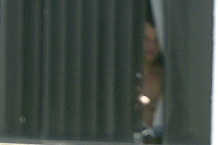 Flagra do ex-ministro Anderson Torres na janela do 4ª Batalhão da Polícia Militar no Guará, em Brasília, onde ele está preso desde sábado (14). / Carlos Vieira/Correio Braziliense