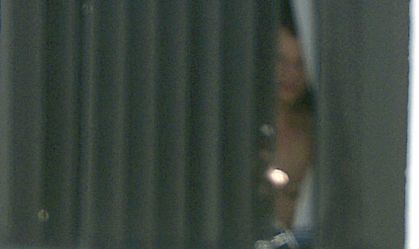 Flagra do ex-ministro Anderson Torres na janela do 4ª Batalhão da Polícia Militar no Guará, em Brasília, onde ele está preso desde sábado (14).