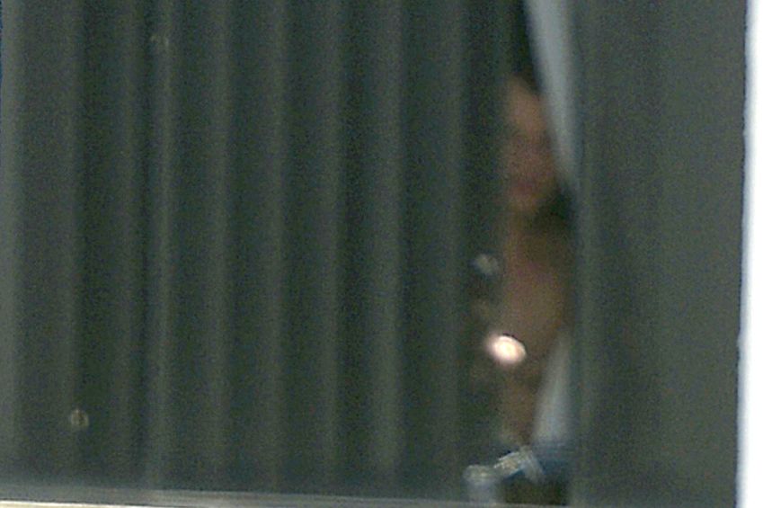 Flagra do ex-ministro Anderson Torres na janela do 4ª Batalhão da Polícia Militar no Guará, em Brasília, onde ele está preso desde sábado (14). / Carlos Vieira/Correio Braziliense