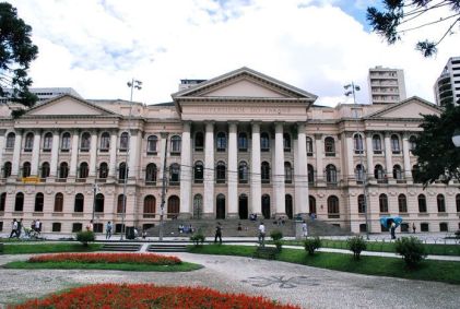 Prédio histórico da Universidade Federal do Paraná (UFPR), em Curitiba, na praça Santos Andrade.