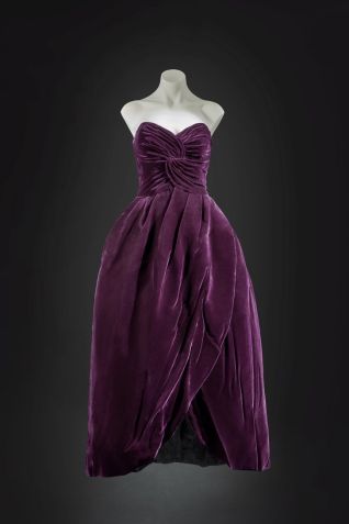 O vestido de baile de veludo berinjela da princesa Diana está à venda pela primeira vez em 25 anos.