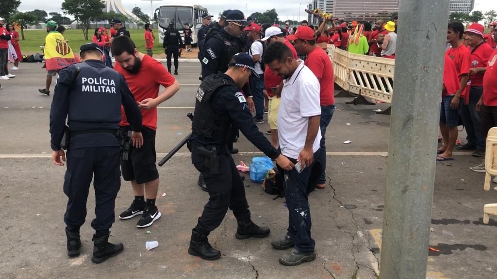 Policiais revistam população durante a cerimônia de posse de Luiz / Pedro Duran/CNN