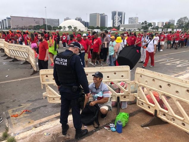 Policiais revistam população durante a cerimônia de posse de Luiz / Pedro Duran/CNN