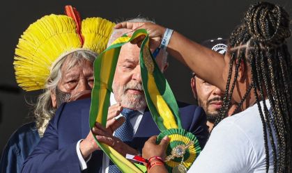 Veja quem são as pessoas que entregaram a faixa presidencial a Lula