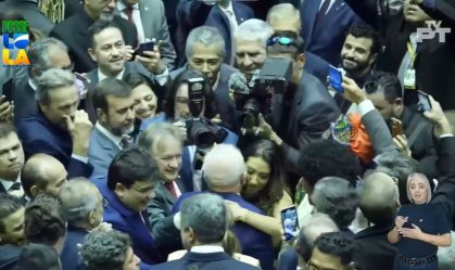 Após abraço em Lula, Flávia Arruda pede desfiliação do PL
