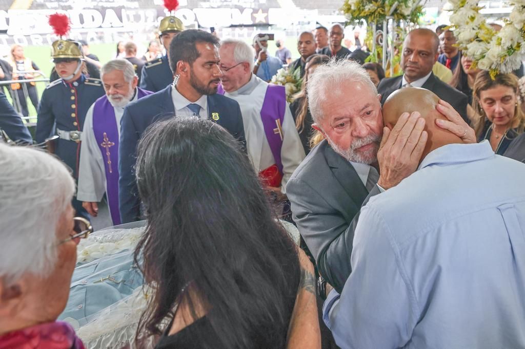 Lula vai a Santos e presta última homenagem a Pelé: "Foi o melhor em tudo"