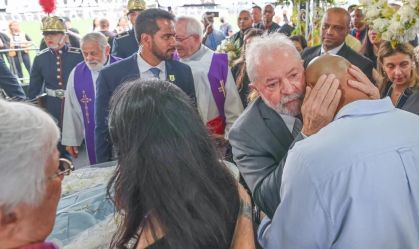 Lula vai a Santos e presta última homenagem a Pelé: "Foi o melhor em tudo"