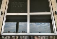 Corpo de Pelé é sepultado em Santos durante cerimônia fechada à família