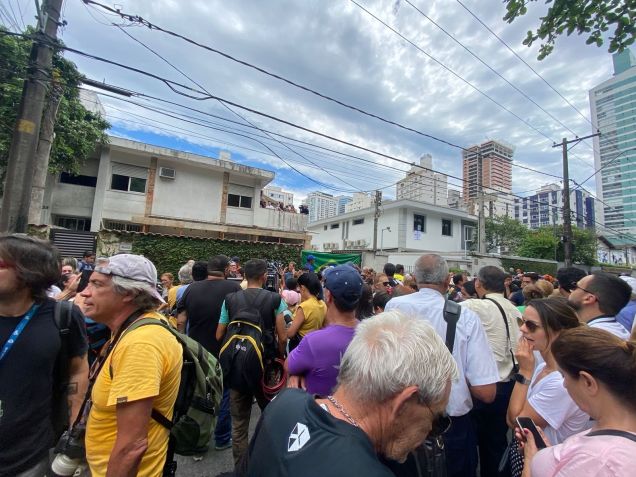 Cortejo de Pelé passa em frente à casa de Dona Celeste, a mãe centenária do Rei / Matheus Meirelles / CNN